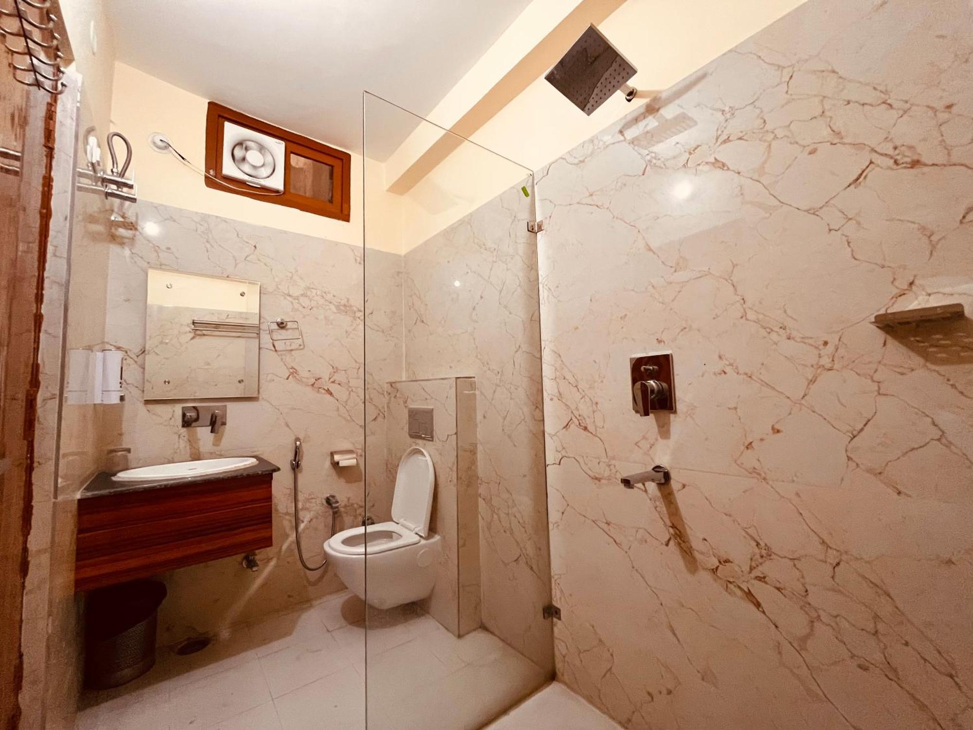 Hotel Golden Temple View By La Casa, Amritsar #Top Rated #Most Awarded #Swimming Pool #Prime Location #Luxury Rooms #Parking #Rooftop Cafe エクステリア 写真