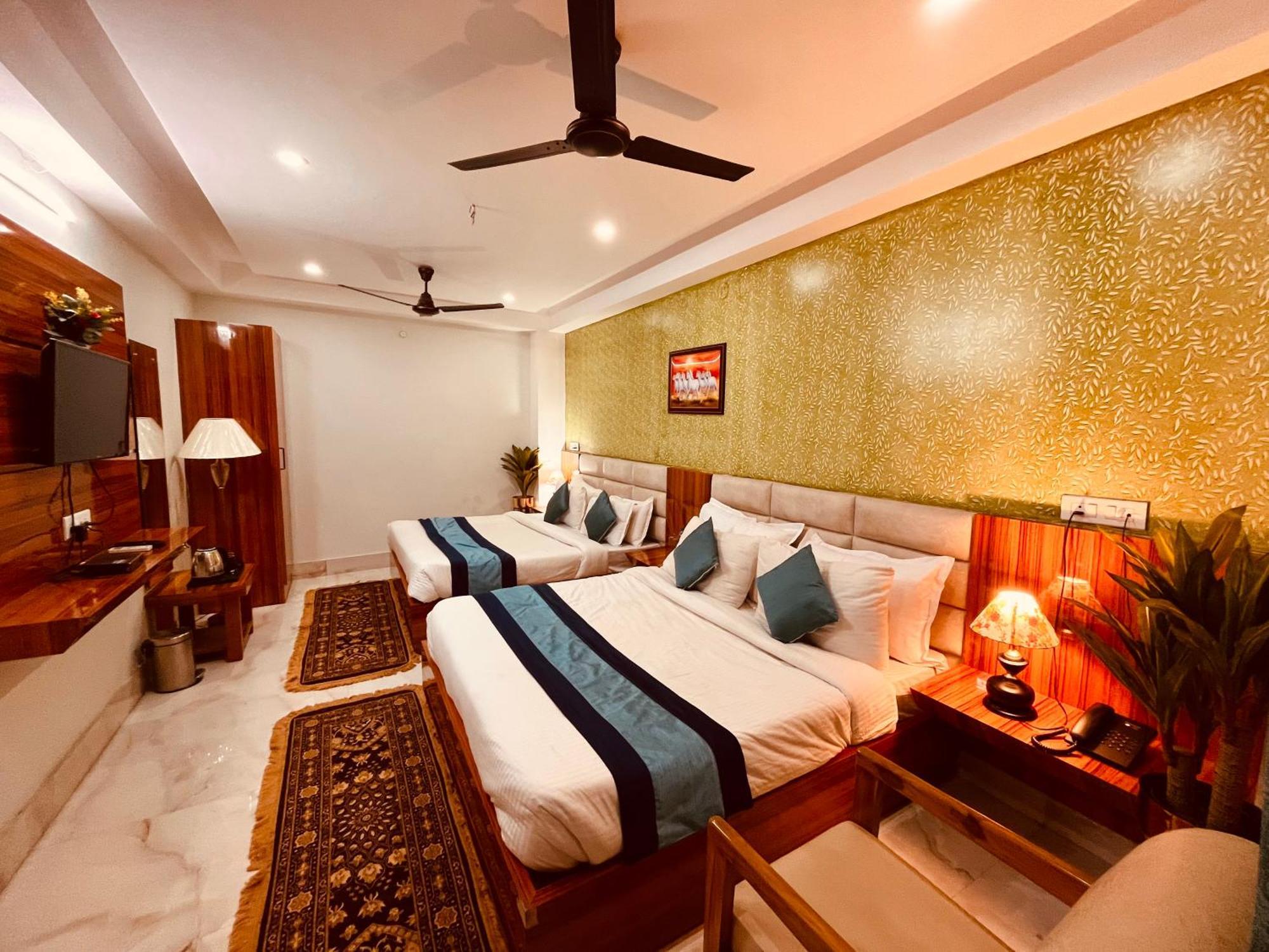 Hotel Golden Temple View By La Casa, Amritsar #Top Rated #Most Awarded #Swimming Pool #Prime Location #Luxury Rooms #Parking #Rooftop Cafe エクステリア 写真