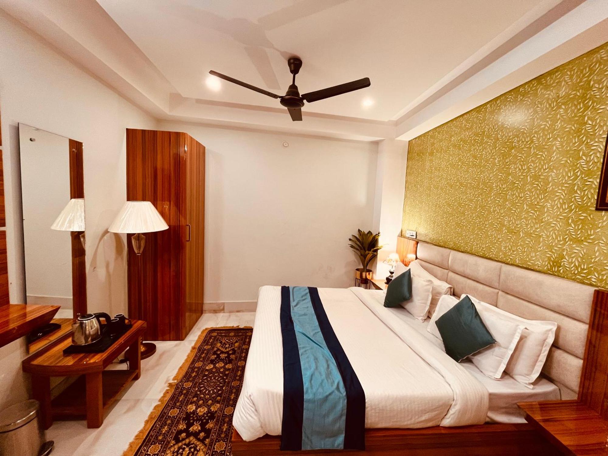 Hotel Golden Temple View By La Casa, Amritsar #Top Rated #Most Awarded #Swimming Pool #Prime Location #Luxury Rooms #Parking #Rooftop Cafe エクステリア 写真