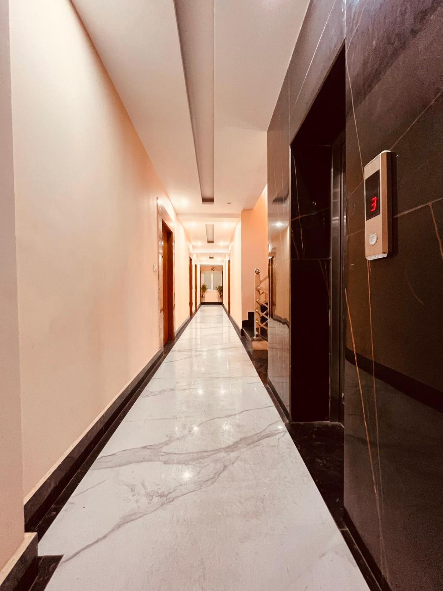 Hotel Golden Temple View By La Casa, Amritsar #Top Rated #Most Awarded #Swimming Pool #Prime Location #Luxury Rooms #Parking #Rooftop Cafe エクステリア 写真