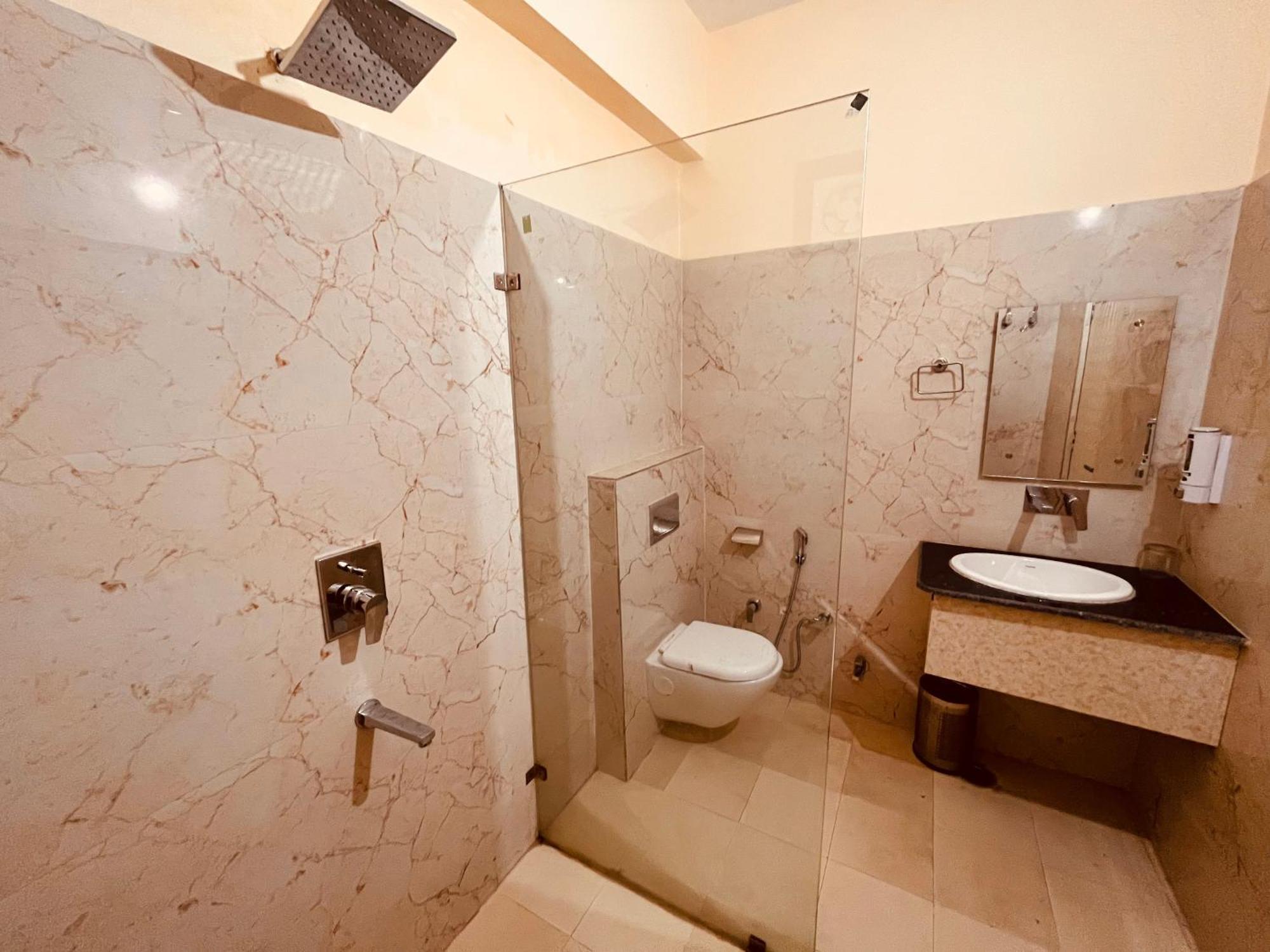 Hotel Golden Temple View By La Casa, Amritsar #Top Rated #Most Awarded #Swimming Pool #Prime Location #Luxury Rooms #Parking #Rooftop Cafe エクステリア 写真